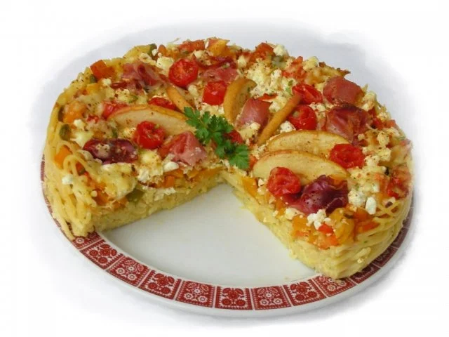 Spaghetti-Pizza mit Schafskäse, Gemüse und Schinkenspeck - Rezept - Bild Nr. 3