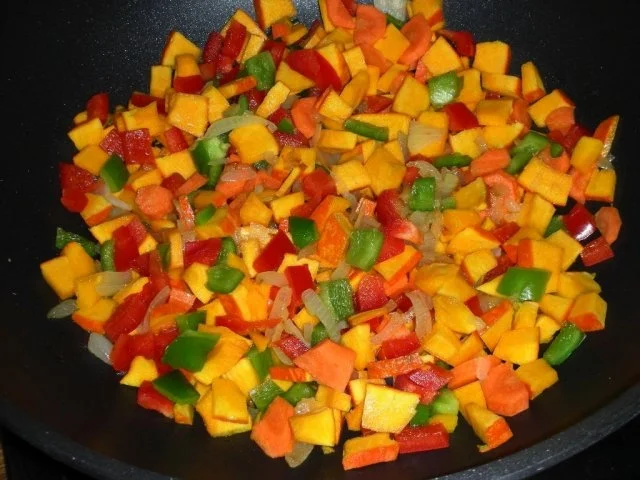 Spaghetti-Pizza mit Schafskäse, Gemüse und Schinkenspeck - Rezept - Bild Nr. 6