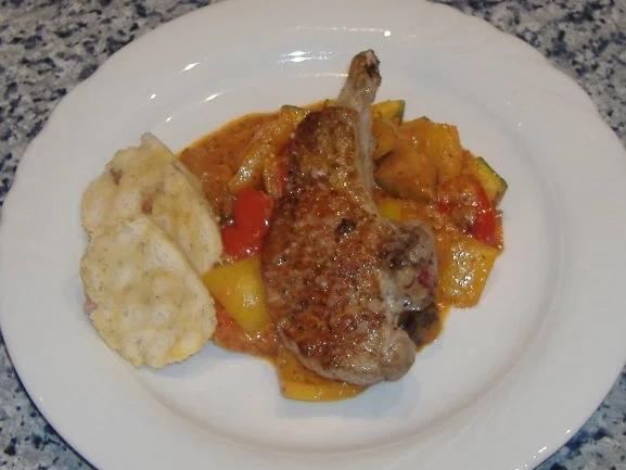 Ibericokotelett mit Rahmratatouille und Serviettenknödel - Rezept