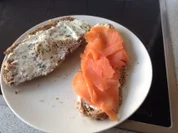 Rezept: Krรคuterquark mit Rรคucherlachs auf Volkornbrรถtchen/ Kornspitz Krรคuterquark mit Rรคucherlachs auf Volkornbrรถtchen/ Kornspitz - Rezept