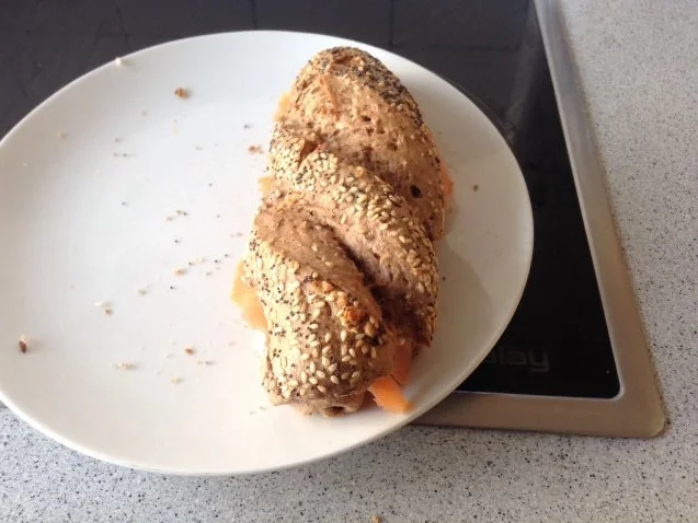 Kräuterquark mit Räucherlachs auf Volkornbrötchen/ Kornspitz - Rezept - Bild Nr. 2