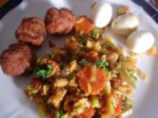 Gemüsereis mit Wachteleier und Hackbällchen - Rezept