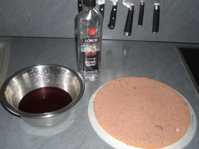 Rezept: Schwarzwälder Sahnetorte Bild Nr. 5 Schwarzwälder Sahnetorte - Rezept - Bild Nr. 5