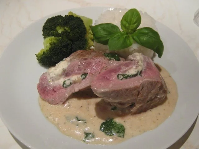 mit Basilikum und Frischkäse gefülltes Schweinefilet, in Basilikum-Käse-Sauce - Rezept