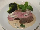 mit Basilikum und Frischkäse gefülltes Schweinefilet, in Basilikum-Käse-Sauce - Rezept