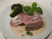 mit Basilikum und Frischkäse gefülltes Schweinefilet, in Basilikum-Käse-Sauce - Rezept