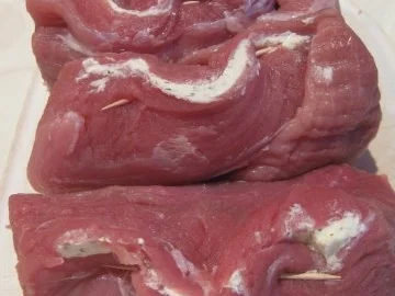 mit Basilikum und Frischkäse gefülltes Schweinefilet, in Basilikum-Käse-Sauce - Rezept - Bild Nr. 4