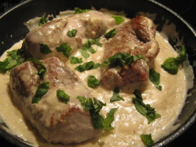 mit Basilikum und Frischkäse gefülltes Schweinefilet, in Basilikum-Käse-Sauce - Rezept - Bild Nr. 7