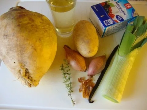 Rezept: Weiße Rübencremesüppchen, fein abgestimmt mit Vanille Bild Nr. 2 Weiße Rübencremesüppchen, fein abgestimmt mit Vanille - Rezept - Bild Nr. 2