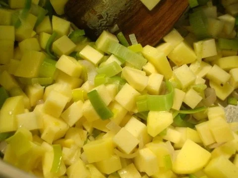 Rezept: Weiße Rübencremesüppchen, fein abgestimmt mit Vanille Bild Nr. 5 Weiße Rübencremesüppchen, fein abgestimmt mit Vanille - Rezept - Bild Nr. 5