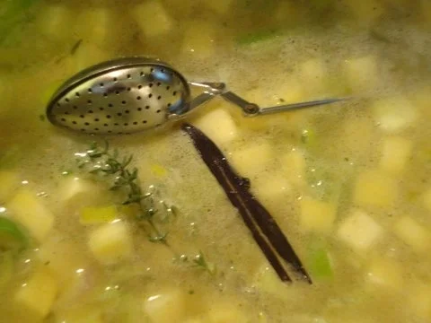 Rezept: Weiße Rübencremesüppchen, fein abgestimmt mit Vanille Bild Nr. 6 Weiße Rübencremesüppchen, fein abgestimmt mit Vanille - Rezept - Bild Nr. 6