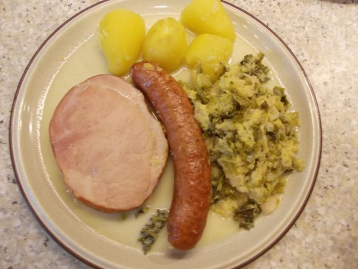 Bratwurst auf winterlichem Wirsing - Rezept - kochbar.de