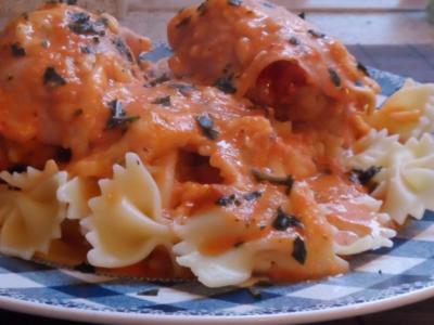 Rezept: Ofengerichte: Gratinierte Schinken-Hackröllchen in cremiger Tomatensoße Ofengerichte: Gratinierte Schinken-Hackröllchen in cremiger Tomatensoße - Rezept