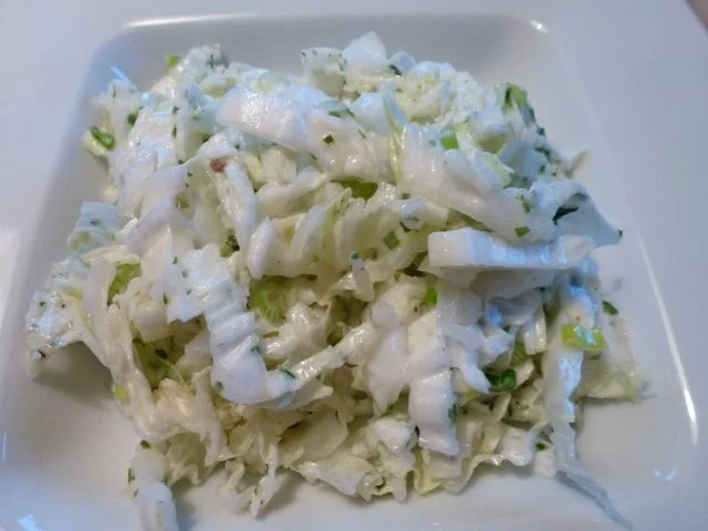 Chinakohl mit Kräuter-Frischkäse-Dressing - Rezept