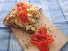 Vollkornbrot mit Rührei und Tomaten - Rezept