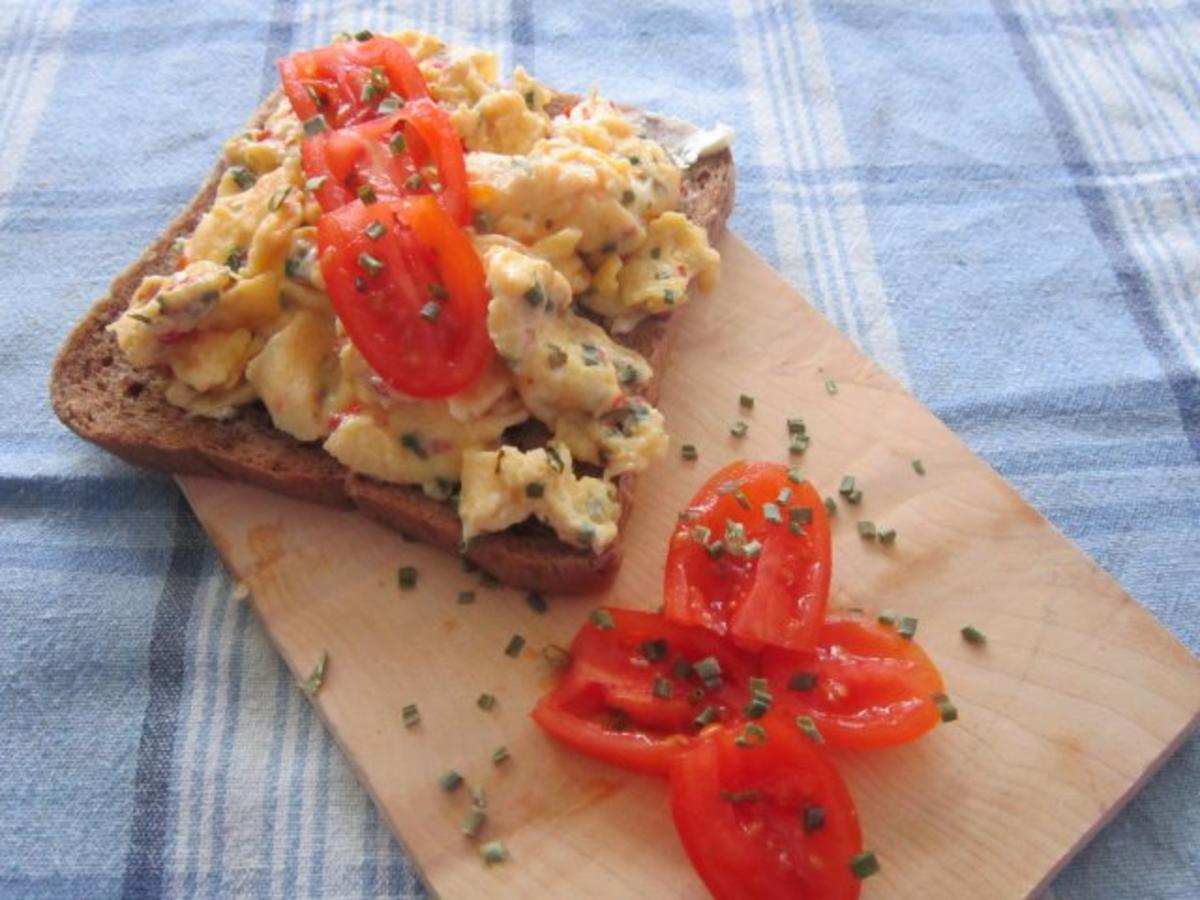 Bilder für Vollkornbrot mit Rührei und Tomaten - Rezept