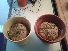 Pizza- Bauernbrot (mit Salami, Pepperoni und schwarzen Oliven) - Rezept - Bild Nr. 3