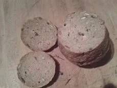 Pizza- Bauernbrot (mit Salami, Pepperoni und schwarzen Oliven) - Rezept - Bild Nr. 6