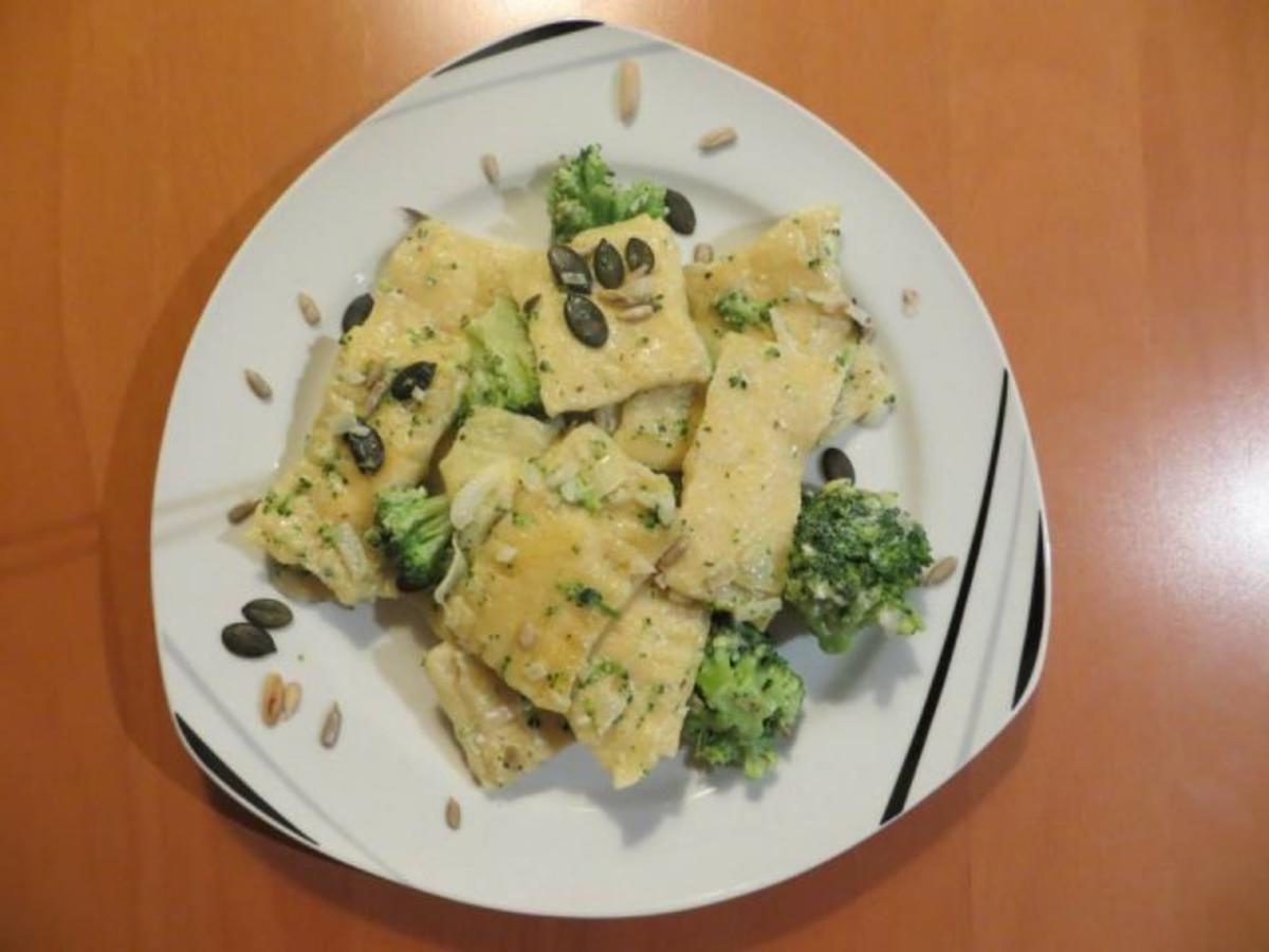 Bilder für Ravioli mit Kräuter-Frischkäse-Füllung, Broccoliröschen und Kürbiskernen - Rezept