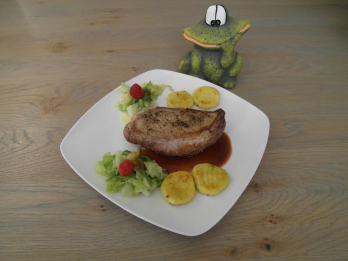 Gebratene Entenbrust mit Gnocchi, Spitzkohl und Himbeerkalbsjus ...