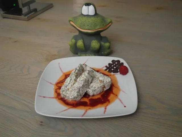 Rezept: Mohnparfait auf Beerenspiegel Mohnparfait auf Beerenspiegel - Rezept