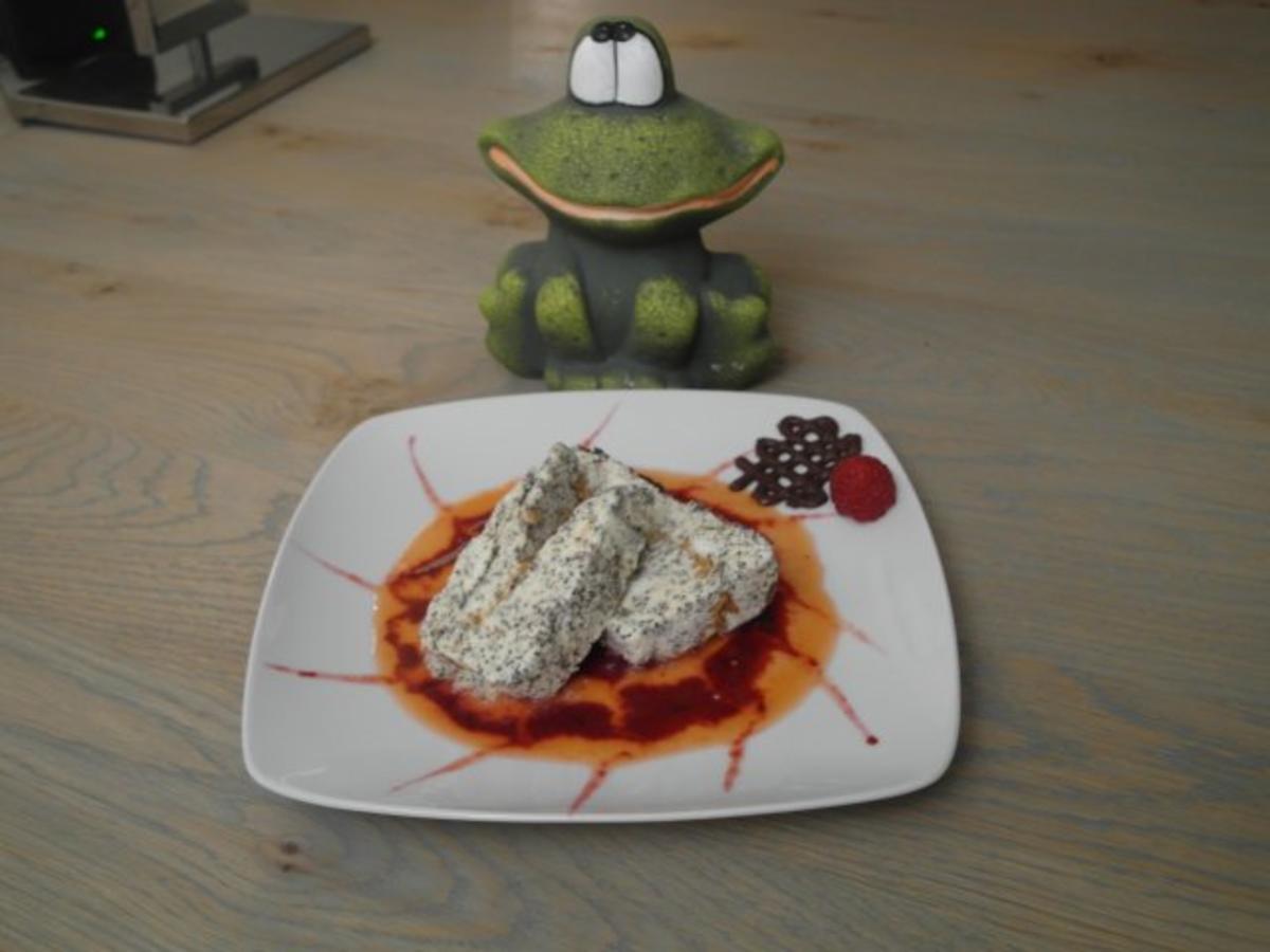 Mohnparfait auf Beerenspiegel - Rezept mit Bild - kochbar.de