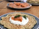 Buchweizenwaffeln mit Räucherlachs und Senf-Dill-Schmand - Rezept