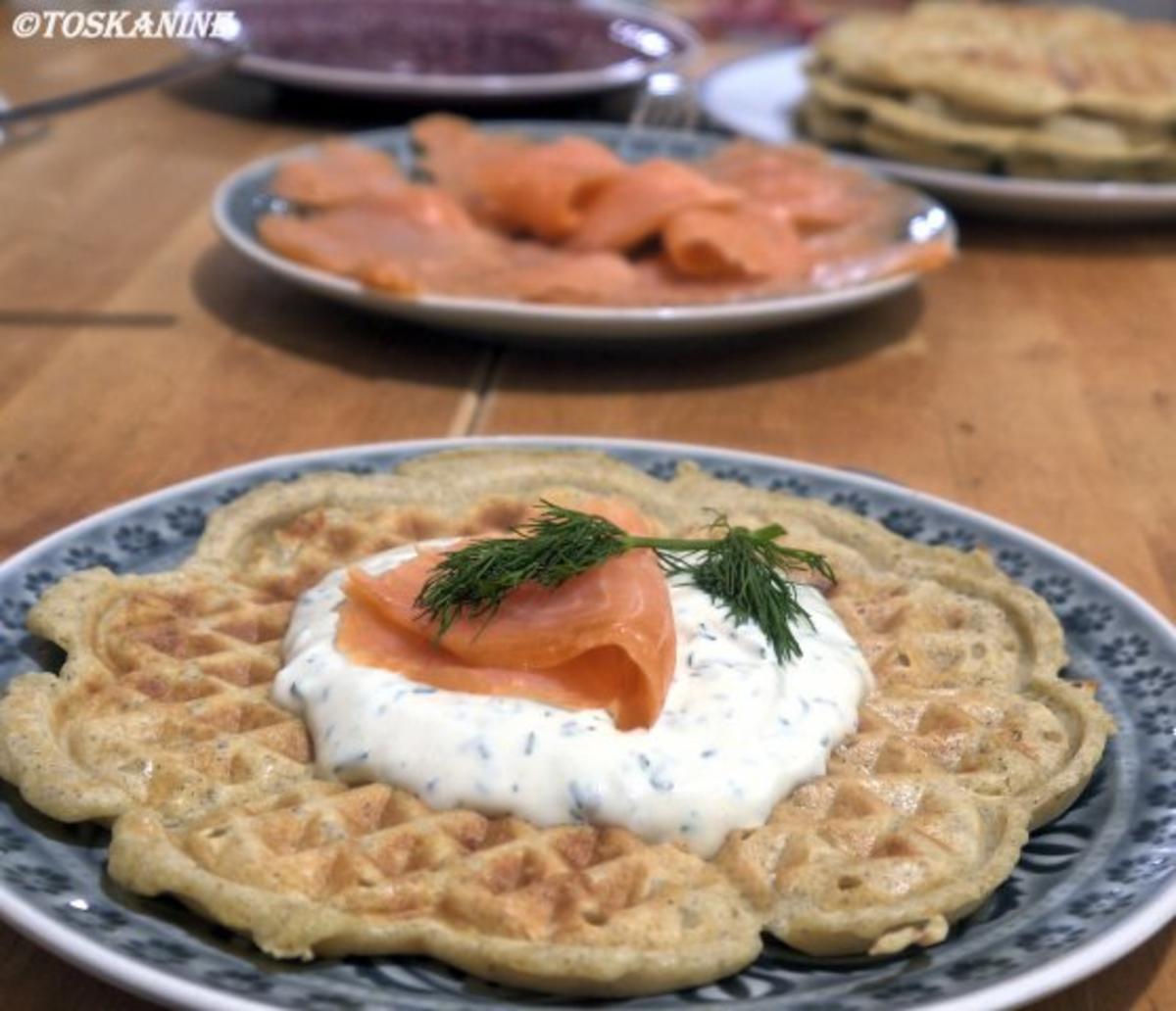 Buchweizenwaffeln mit Räucherlachs und Senf-Dill-Schmand - Rezept ...