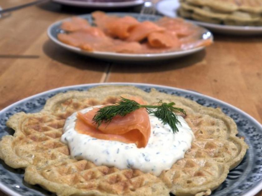 Buchweizenwaffeln mit Räucherlachs und Senf Dill Schmand - einfach ...