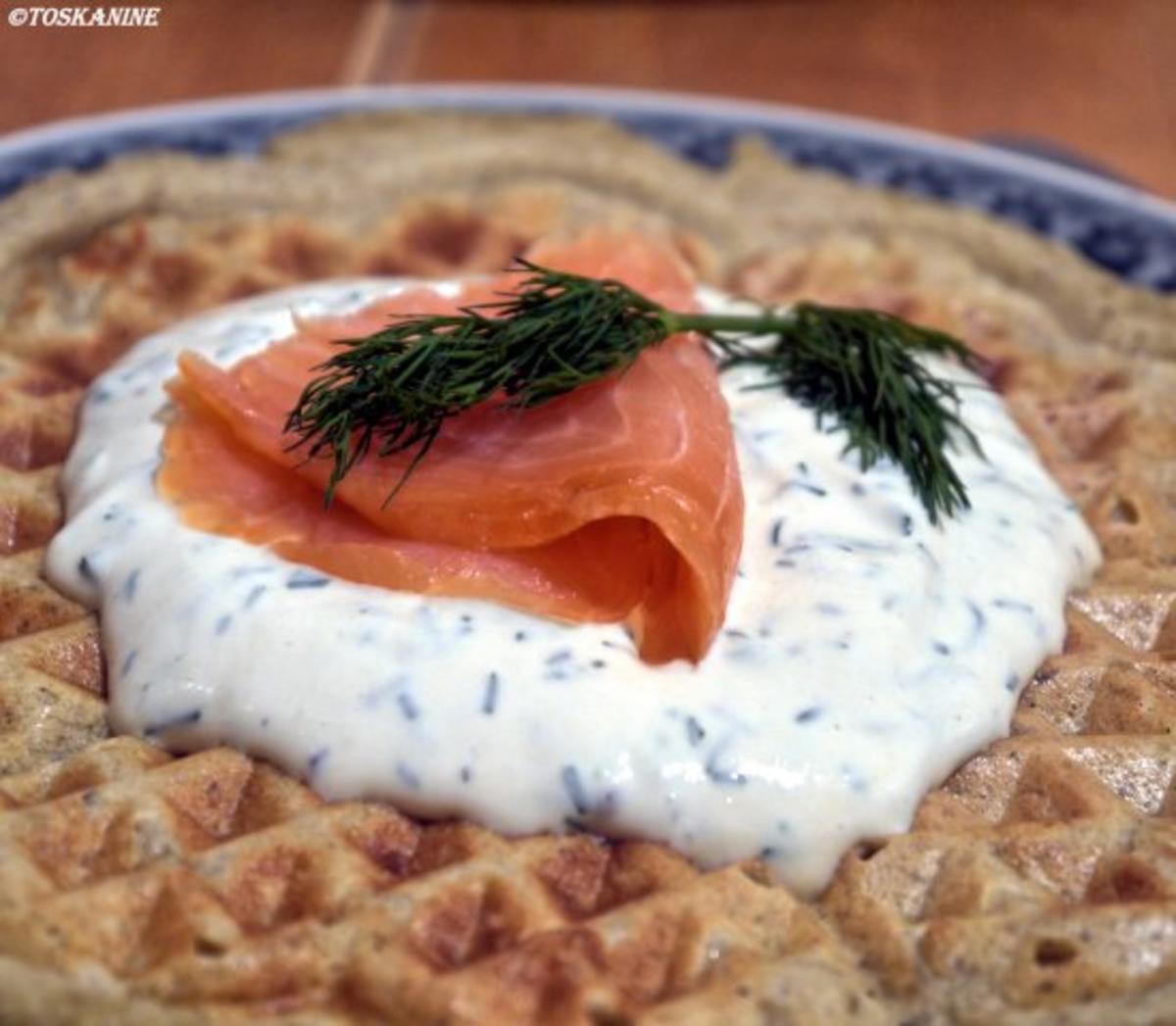 Buchweizenwaffeln mit Räucherlachs und Senf-Dill-Schmand - Rezept ...