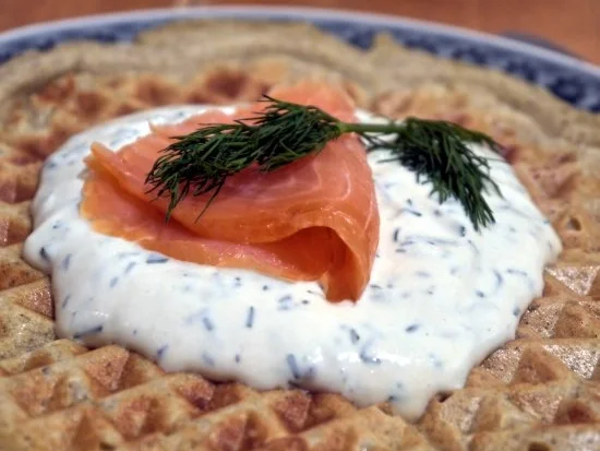 Rezept: Buchweizenwaffeln mit Räucherlachs und Senf-Dill-Schmand Bild Nr. 10 Buchweizenwaffeln mit Räucherlachs und Senf-Dill-Schmand - Rezept - Bild Nr. 10