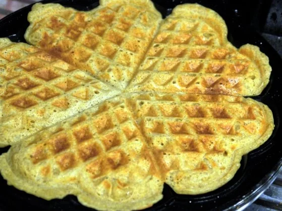 Rezept: Buchweizenwaffeln mit Räucherlachs und Senf-Dill-Schmand Bild Nr. 9 Buchweizenwaffeln mit Räucherlachs und Senf-Dill-Schmand - Rezept - Bild Nr. 9