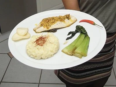 Doradenfilet mit Kroepoek-Pinienkern-Kruste und Kokosrisotto an asiatischem Gemüse - Rezept