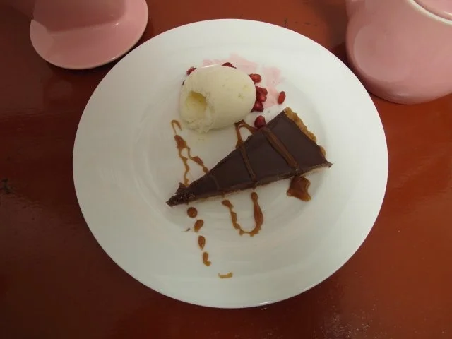 Schokoladentarte mit salzigem Karamell an selbstgemachtem Vanilleeis - Rezept