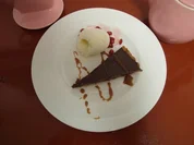 Schokoladentarte mit salzigem Karamell an selbstgemachtem Vanilleeis - Rezept