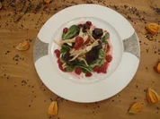 Rezept: Hirschgulasch mit Austernpilzen auf Feldsalat an Cranberry-Soße Hirschgulasch mit Austernpilzen auf Feldsalat an Cranberry-Soße - Rezept