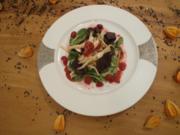 Hirschgulasch mit Austernpilzen auf Feldsalat an Cranberry-Soße - Rezept