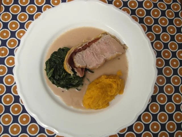 Kalbsrücken im Kräuterblätterteigmantel, Süßkartoffelmus und Spinat mit Cashewnüssen - Rezept