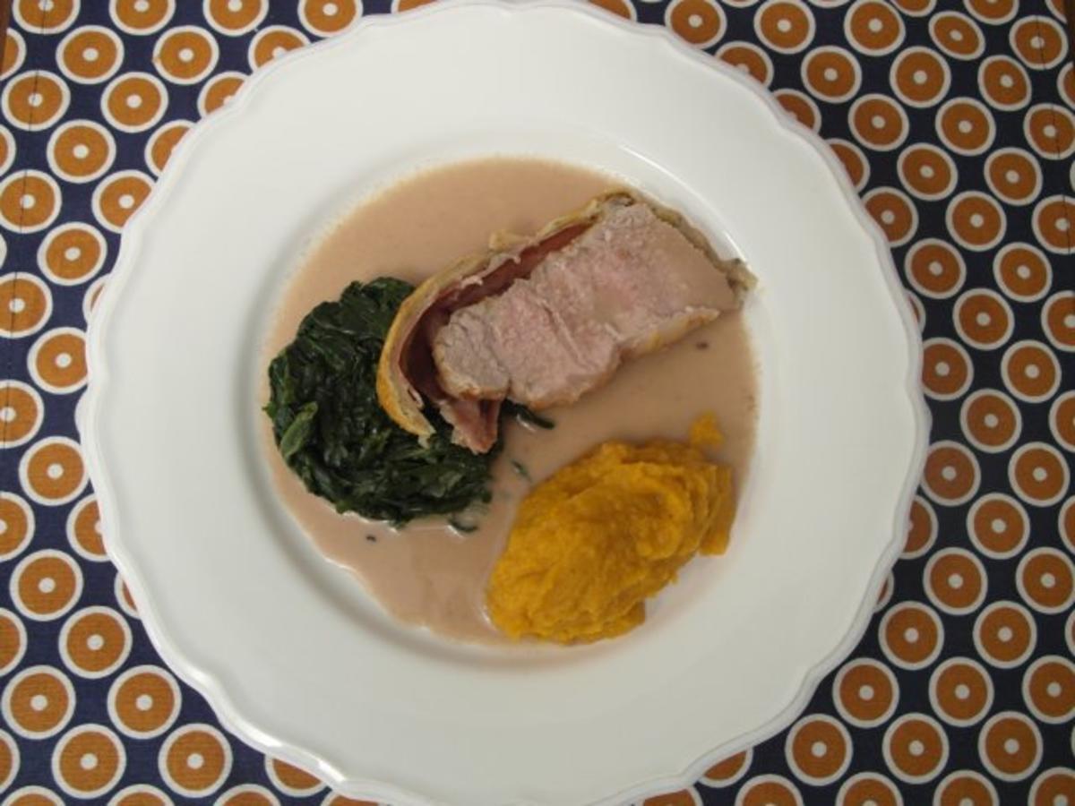 Kalbsrücken im Kräuterblätterteigmantel, Süßkartoffelmus und Spinat mit ...