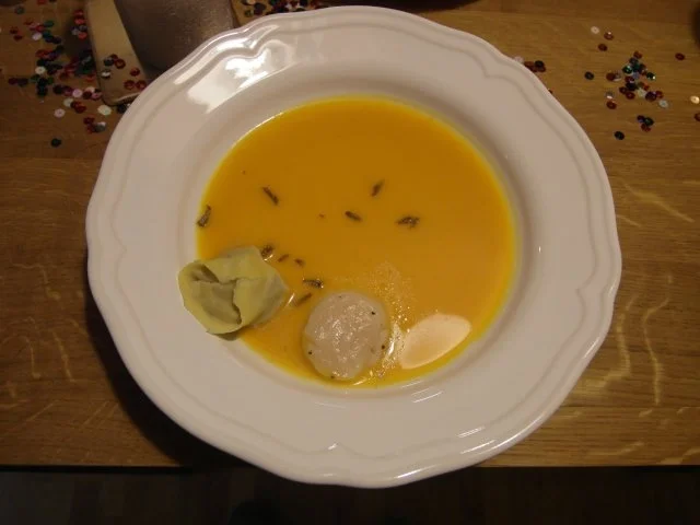 Velouté vom Butternusskürbis und Safrantortellini mit weißer-Trüffel-Pilz-Füllung - Rezept