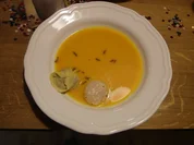 Velouté vom Butternusskürbis und Safrantortellini mit weißer-Trüffel-Pilz-Füllung - Rezept