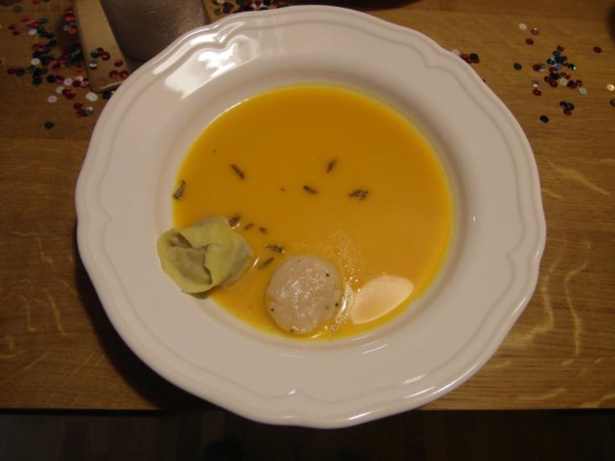 Bilder für Velouté vom Butternusskürbis und Safrantortellini mit weißer-Trüffel-Pilz-Füllung - Rezept