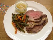 Roastbeef mit Bananenchutney und Bohnenragout - Rezept