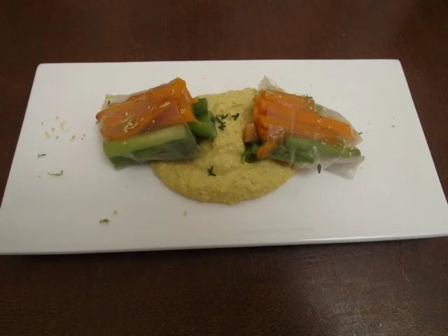 Vegetarische Reispapierfrühlingsrolle mit Erdnuss-Kokosnusssoße - Rezept