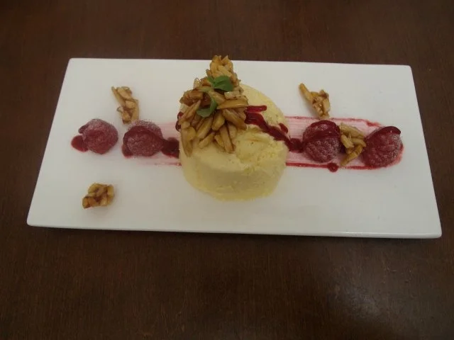 Rezept: Safran-Mandel-Eis auf Beerenspiegel mit Mandelkrokant Safran-Mandel-Eis auf Beerenspiegel mit Mandelkrokant - Rezept