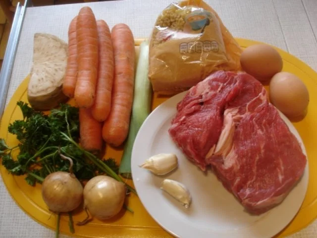 Rezept: Rindfleischsuppe mit Möhrenblüten und Eierstich Bild Nr. 2 Rindfleischsuppe mit Möhrenblüten und Eierstich - Rezept - Bild Nr. 2