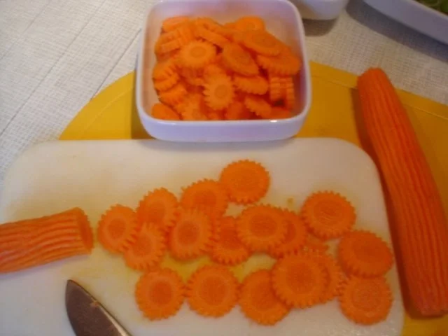 Rezept: Rindfleischsuppe mit Möhrenblüten und Eierstich Bild Nr. 7 Rindfleischsuppe mit Möhrenblüten und Eierstich - Rezept - Bild Nr. 7