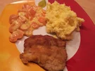 Rezept: Schnitzel mit Kartoffelpüree und Sahne-Möhren Schnitzel mit Kartoffelpüree und Sahne-Möhren - Rezept