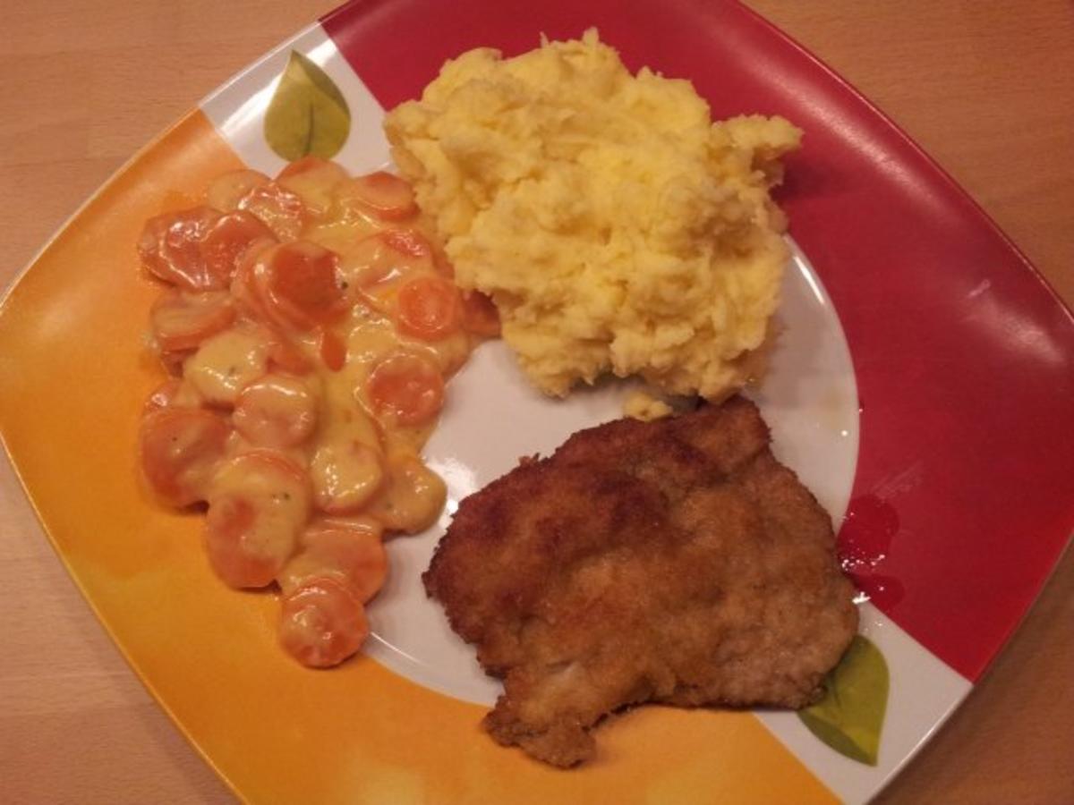 Schnitzel mit Kartoffelpüree und Sahne-Möhren - Rezept - kochbar.de