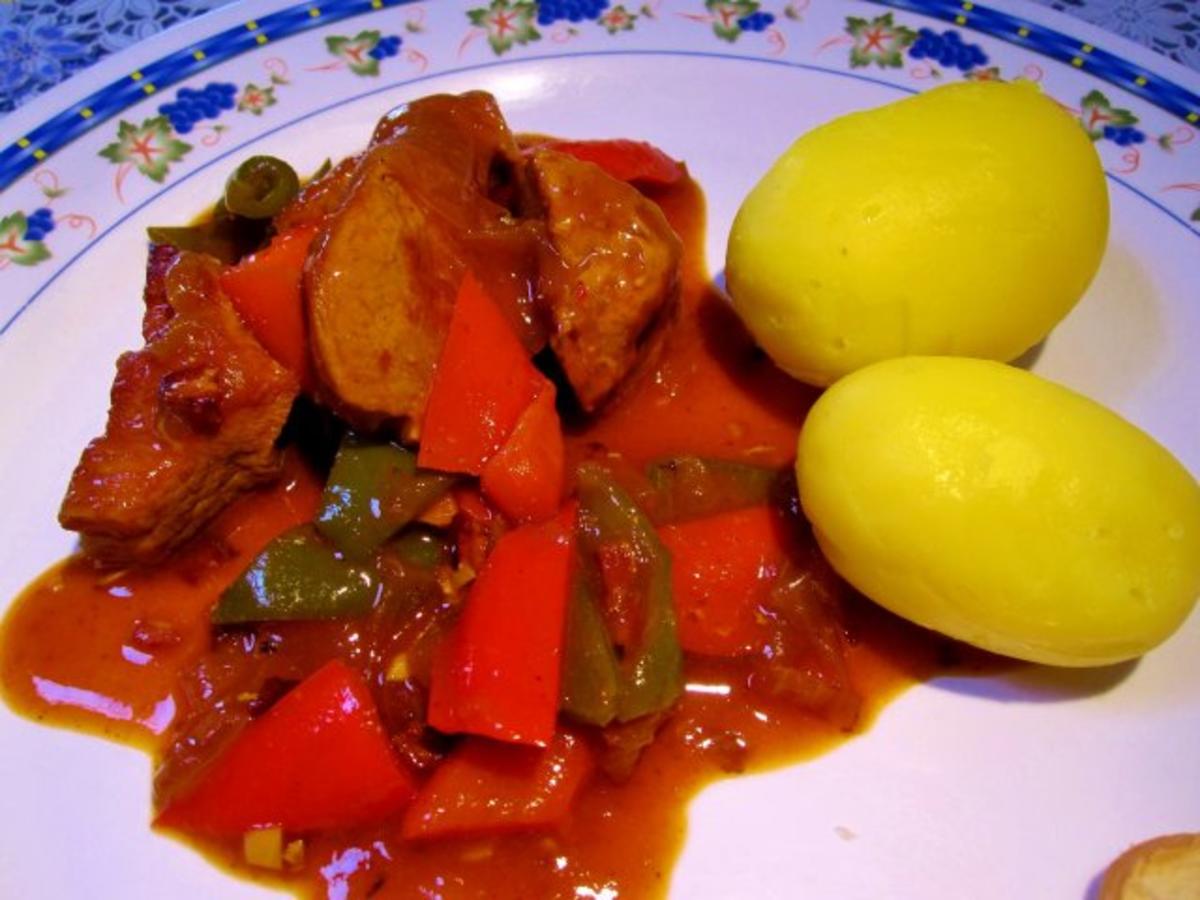 Schweinegulasch mit frischen Spitzpaprika ... - Rezept - kochbar.de